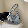 Bolso tote azul con textura geométrica, colgante de Capybara y correa ajustable - Marrón con Colgante