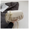 Détail du sac nuage blanc cassé avec poignée en perles, chaîne dorée et gravure - Blanc