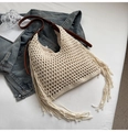 Dettaglio della borsa traforata tessuta a mano con nappe vintage e tracolla in pelle - Bianco Sporco