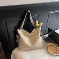 Beige geflochtene Stroh-Tote-Bag mit schwarz-weiß gestreiften Riemen für den Sommerurlaub - Gebrochenes Weiß