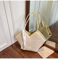 Dettaglio della borsa tote vintage con apertura a V e foulard di seta sul manico - Cachi