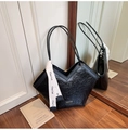 Dettaglio della borsa tote vintage nera con apertura a V e sciarpa di seta decorativa - Nero