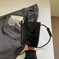 Borsa a tracolla minimalista in pelle nera lucida con scritta fashion e tracolla annodata - Nero senza ciondoli