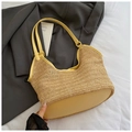 Stroh-Strandtasche mit gelbem Lederbesatz und flachem ovalem Boden im Hobo-Stil - Gelb