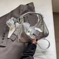 Silberne Handtasche aus Wachsleder mit Spitzenschleife und Perlenanhänger - Silber mit Anhänger