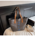 Dunkelgraue große Canvas-Tasche mit blauer Stickerei und braunen Ledergriffen für Damen - Dunkelbraun