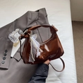 Braune Glanzleder Halbmond Handtasche mit Fashion Prägung und Perlen Schleife - Braun mit Anhänger