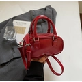 Nahaufnahme der roten Mini-Boston-Tasche aus Lackleder mit silbernen Metallbeschlägen - Burgunderrot