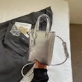 Piccola borsa porta cellulare argento metallizzato con tracolla in corda e manici - Argento Senza Ciondolo