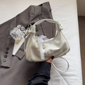 Handtasche aus cremeweißem Wachsleder mit modischer Prägung und Perlen-Spitzen-Anhängern - Weiß Mit Anhänger