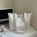 Dettaglio della borsa tote bianca con trama a coccodrillo e sottili spalline eleganti - Bianco Sporco