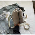 Leichte Nylon-Umhängetasche in Beige mit Kordelzug und verstellbarem Riemen für Damen - Gebrochenes Weiß