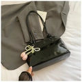 Borsa a secchiello nera lucida con ciondolo a tulipano di perle e forma rettangolare chic - Nero Con Pendente