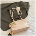 Borsa a spalla rosa in pelle PU con manico annodato e ciondoli di perle - Rosa Con Pendente