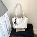 Minimalistische weiße Shopper-Tasche aus Kunstleder mit Sternanhänger für Pendler - Weiß
