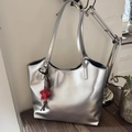 Minimalistische silberne Metallic-Tote-Bag für Damen mit einem roten Stern-Anhänger - Silber
