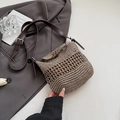 Borsa a tracolla in paglia intrecciata marrone con cinturino in pelle e bottone in corno - Grigio