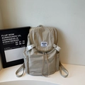 Détail d'un sac à dos en nylon kaki résistant à l'eau avec rabat et boucles à déclic - Khaki