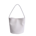 Bolso cubo tejido en color lila con textura en V y asa delgada sobre fondo blanco - Blanco