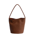 Minimalistische braune geflochtene Beuteltasche mit feinem V-Muster und Schultergurt - Braun