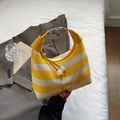 Borsa hobo in maglia a righe giallo e beige con manico in pelle e fibbia metallica - Giallo