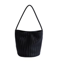 Bolso saco trenzado negro clásico con textura de espiga y correa larga de hombro - Negro