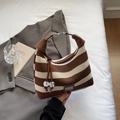 Borsa hobo in maglia a righe marroni e beige con manico in pelle e ciondolo a perla - caffè
