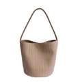 Bolso saco de mujer con diseño trenzado minimalista en color albaricoque oscuro y trama en V - Caqui