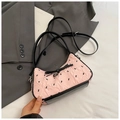 Rosa plissierte Schultertasche mit schwarzer Schleife und silbernem Herzanhänger im Detail - Rosa