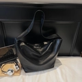 Grande borsa a secchiello nera minimalista in ecopelle con tracolla larga - Nero