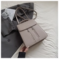 Detalle del bolso de mano topo con cremalleras metálicas dobles y logo FASHION & BAG - Caqui