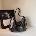 Borsa tote nera plissettata in ecopelle con ciondolo a cuore e tasca con coulisse - Nero con ciondolo