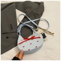 Detailansicht der blauen Halbmondtasche mit rotem Schleifenmuster und Bären-Anhänger - Hellblau mit Anhänger