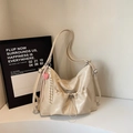Borsa hobo in morbida pelle beige con tasca frontale a coulisse e tracolla larga - Bianco Crema Con Ciondolo