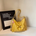 Borsa tote a pieghe giallo brillante con ciondolo a cuore e grande capacità stile hobo - Giallo con Ciondolo
