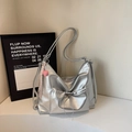 Borsa hobo a spalla argento metallizzato plissettato con ciondolo a cuore e taschino - Argento (Con Ciondolo)