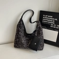 Grande borsa hobo con stampa leopardata vintage e manici in pelle nera di qualità - Nero