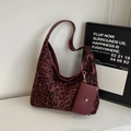 Grande borsa tote leopardata bordeaux con mini borsellino coordinato incluso - Borgogna