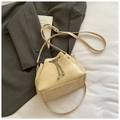 Cremefarbene Beuteltasche mit plissiertem Leder und silbernen Kettenriemen-Details - Ohne Anhänger / Gelb