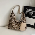 Grande borsa tote leopardata con tracolla beige e ciondolo portamonete coordinato - Cachi