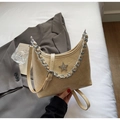 Détail du sac hobo en cuir verni jaune clair avec étoile en strass et chaîne argent - Kaki