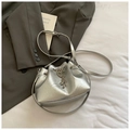Silberne Beuteltasche mit plissierter Metallic-Struktur und Ketten-Kordelzug-Gurt - Ohne Anhänger / Silber