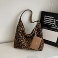 Borsa tote leopardata retrò con cinturini in pelle marrone e ciondolo portamonete rimovibile - Marrone