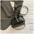 Schicke schwarze Beuteltasche mit glänzender Knitteroptik und silbernem Kordelzug - Ohne Anhänger / Schwarz