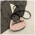 Sac demi-lune rose et noir orné d'un grand nœud et d'un pendentif cœur en métal - Rose Sans Charme