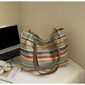 Detail der bunten gewebten Shopper-Tasche mit Wellenstreifen und Lederketten-Riemen - Bunt