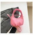 Minimalistische rosa Handtasche mit gerafftem Griff und hochwertiger Lederstruktur für Damen - Rosa