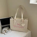 Vintage-Tragetasche in Creme mit rosa Schleifenstickerei und Herzanhänger - Cremeweiß