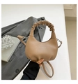 Khaki Handtasche mit Falten-Griff aus Leder mit Litschistruktur und Schultergurt - Khaki