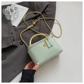 Dettaglio borsa a scatola verde menta con trama struzzo, manico dorato e fibbia floreale - Verde Grande